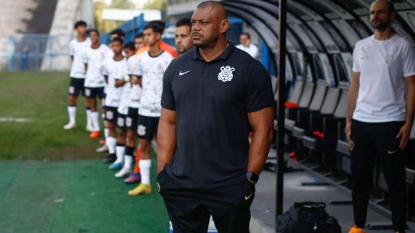 Koka Adriano Almeida comemora trabalho à frente do Sub 15 do Corinthians