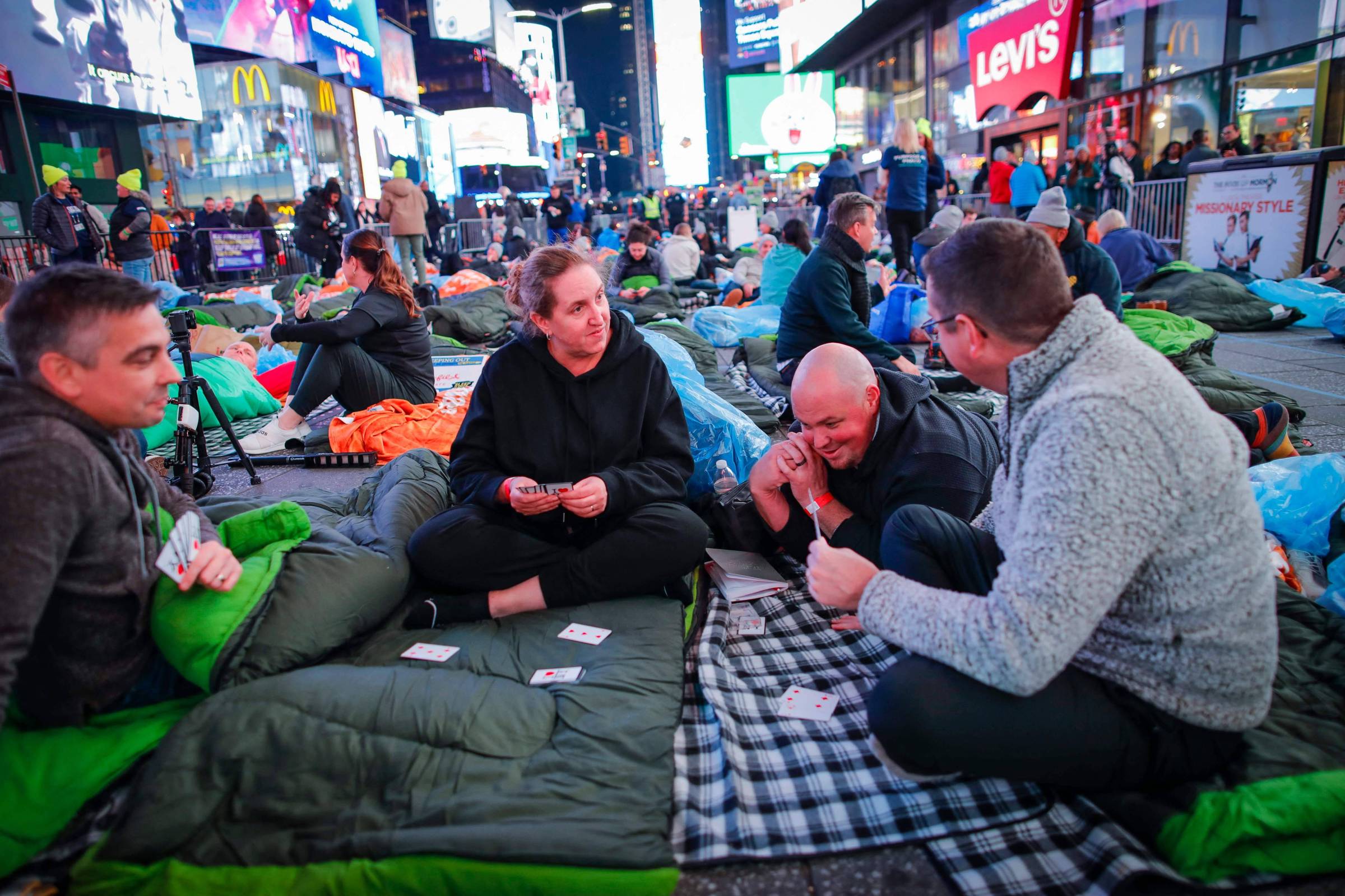 Koka Cerca de 400 pessoas dormem na Times Square para chamar atenção