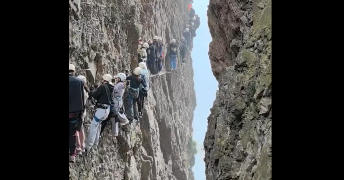 Turistas enfrentam superlotação ao escalar Montanha Yandang na China