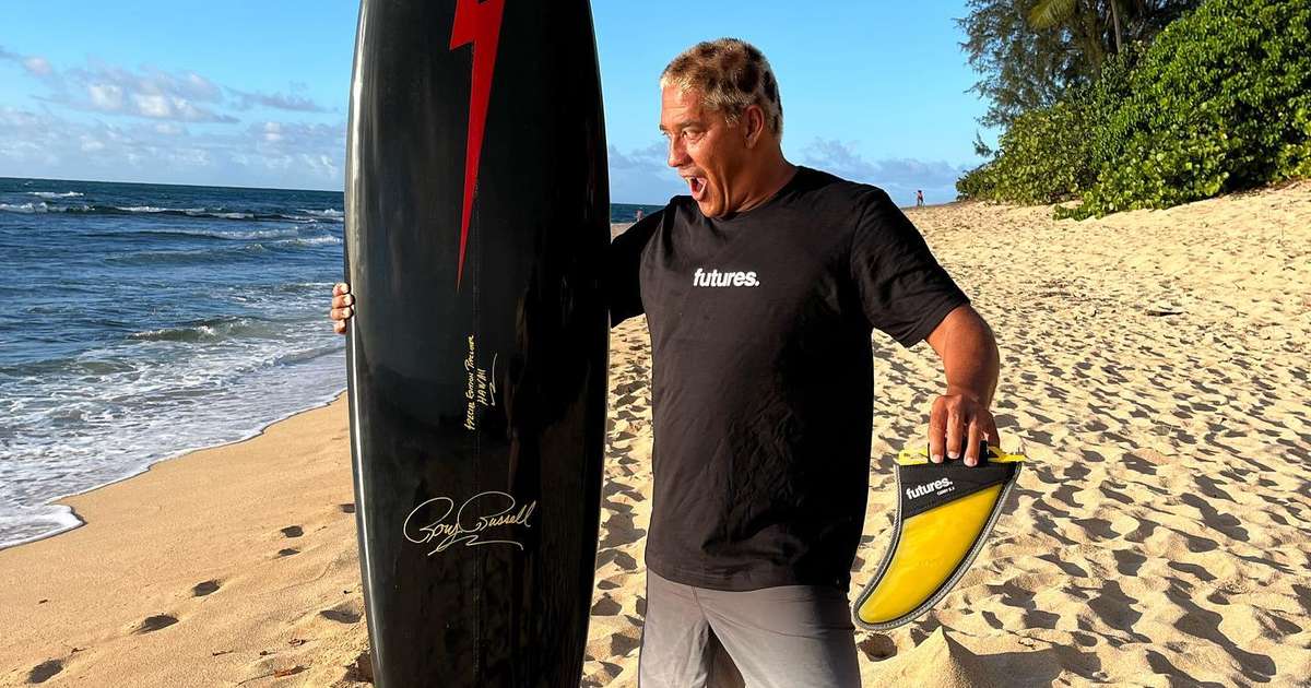 Surfista Tamayo Perry morre após ser atacado por animal marinho