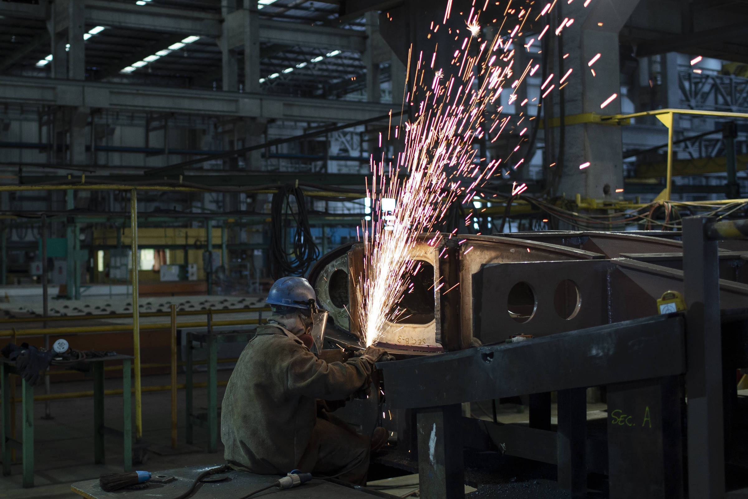 Ocupação na indústria brasileira cresce, mas ainda está abaixo de 2013