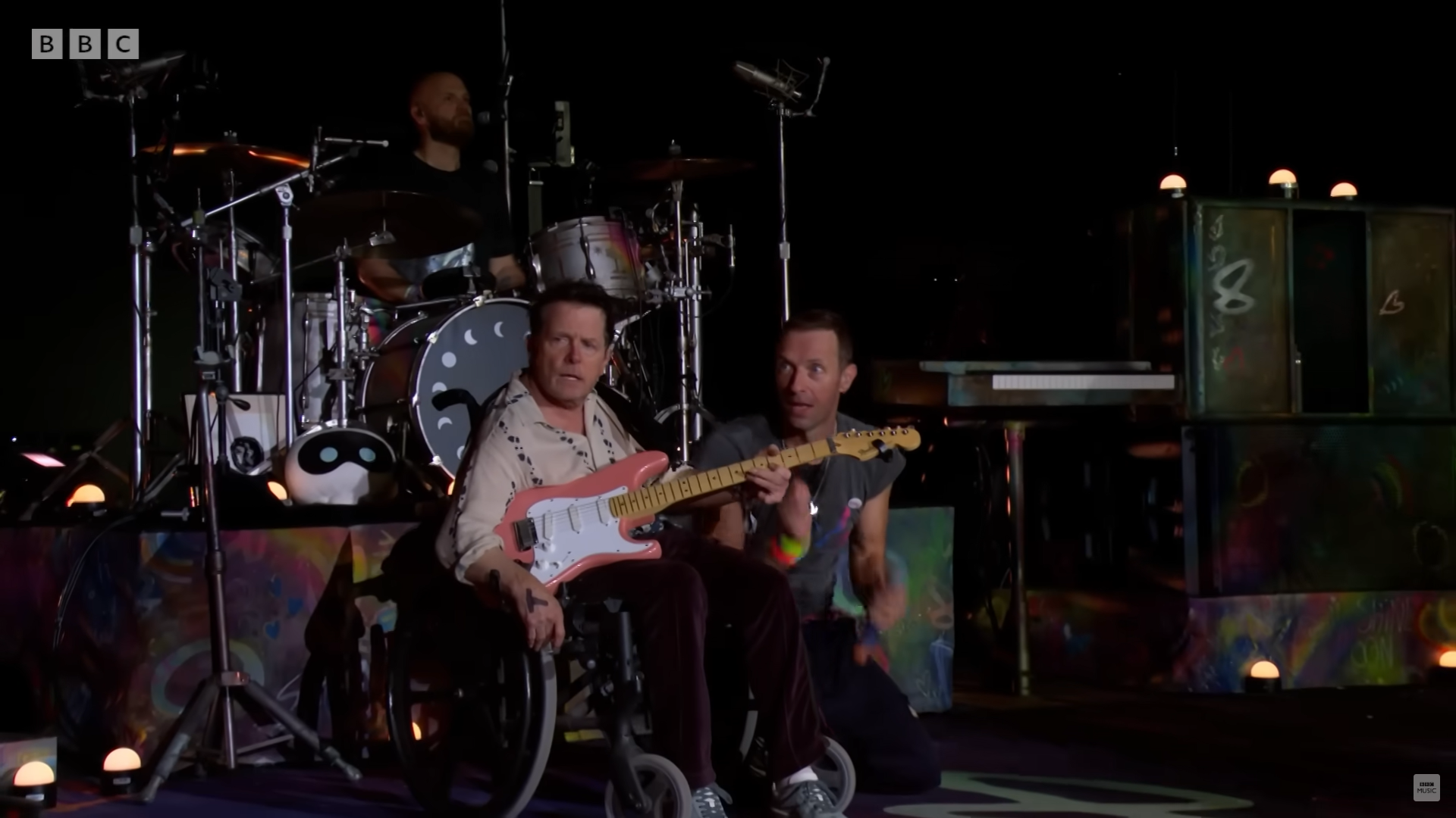 Ator de "De Volta para o Futuro" surpreende público em show do Coldplay no festival