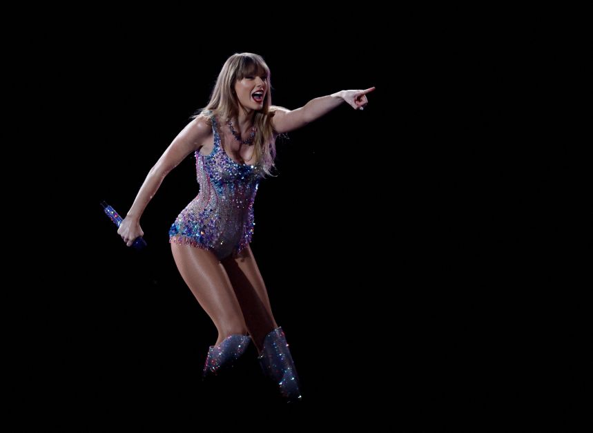 Cantora Taylor Swift é resgatada por dançarino após incidente em show na Irlanda