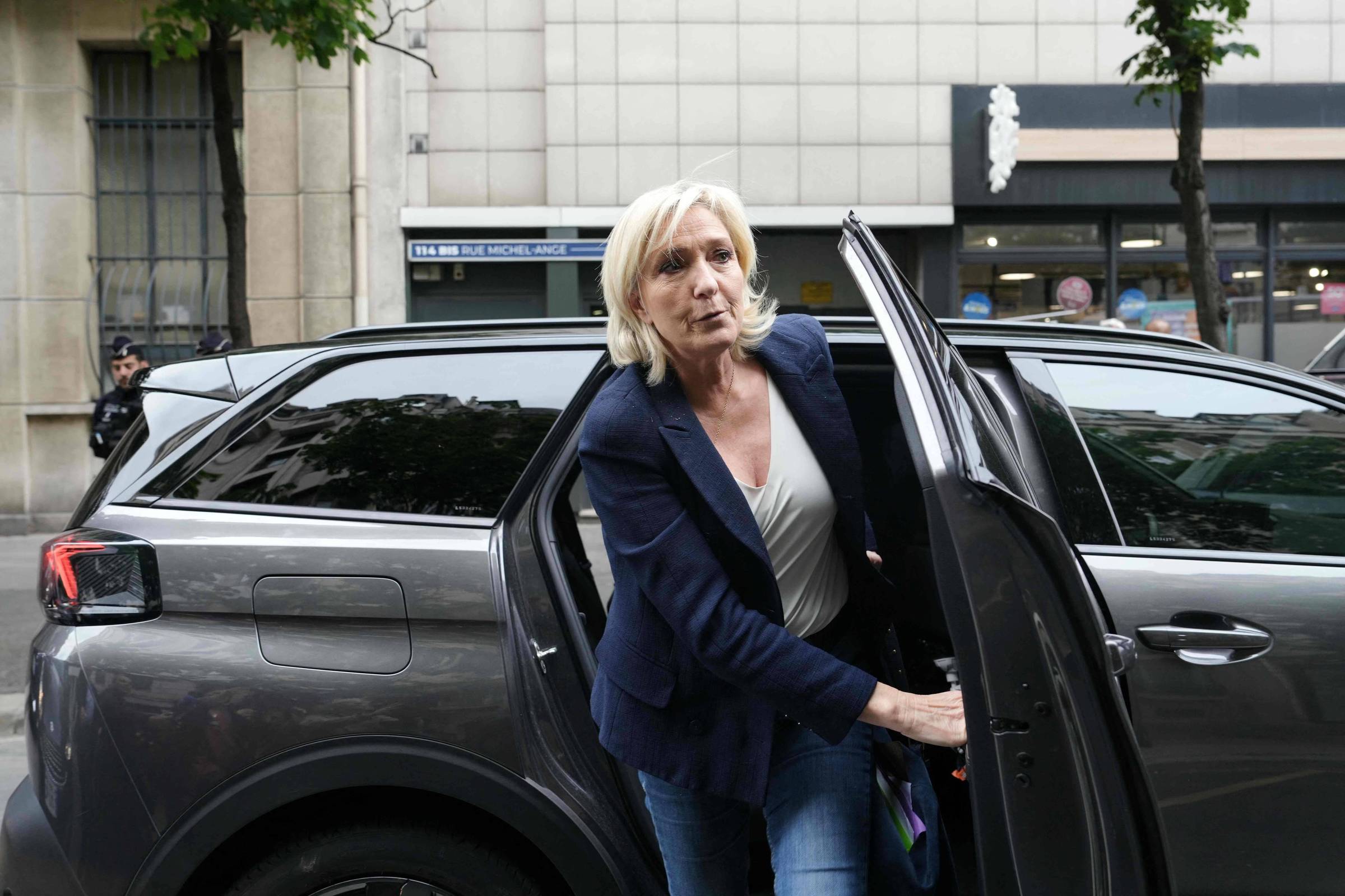 Marine Le Pen afirma que partido não governará sem maioria absoluta