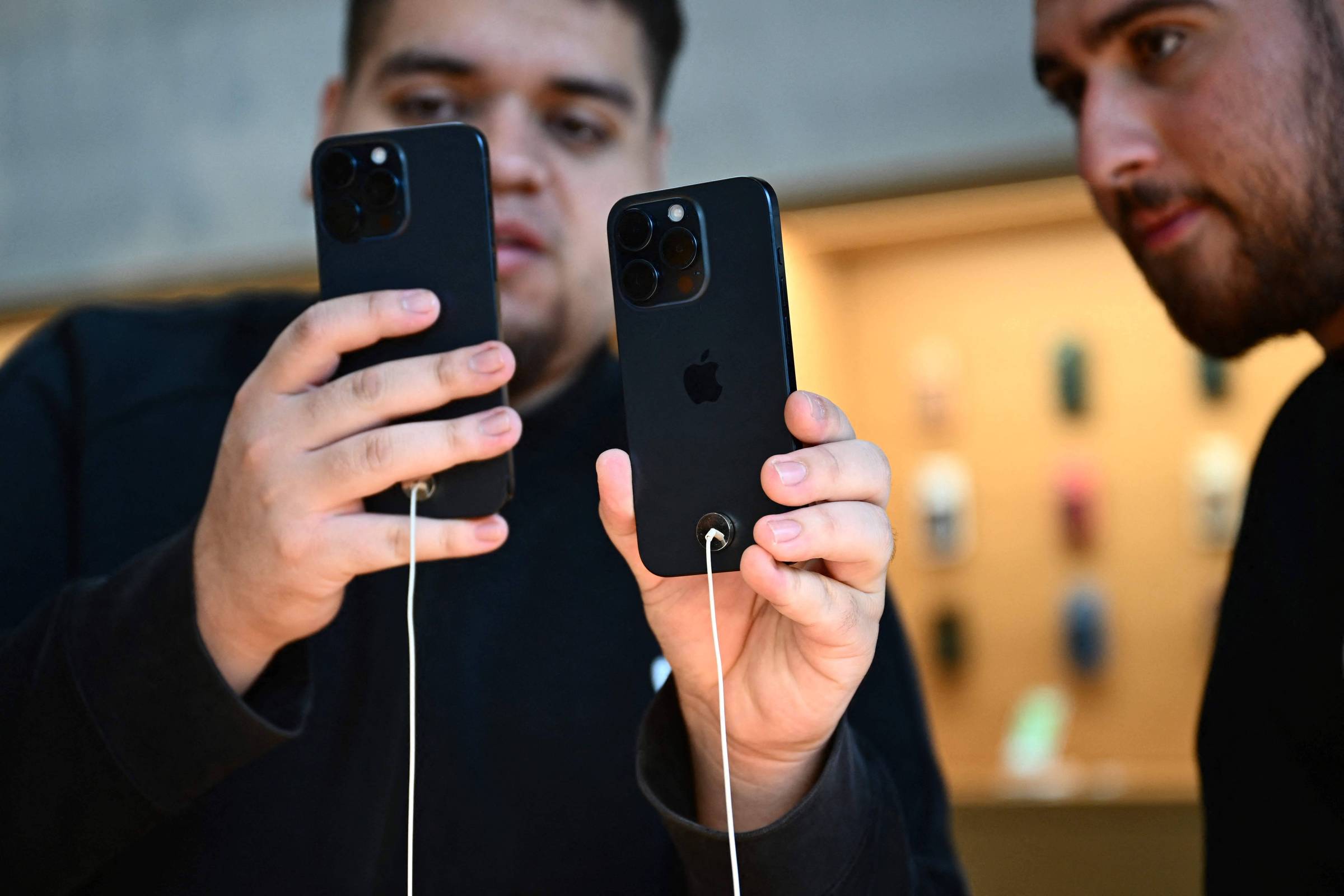 Apple lança atualização do iOS 17 para resolver problema de superaquecimento nos iPhones mais recentes