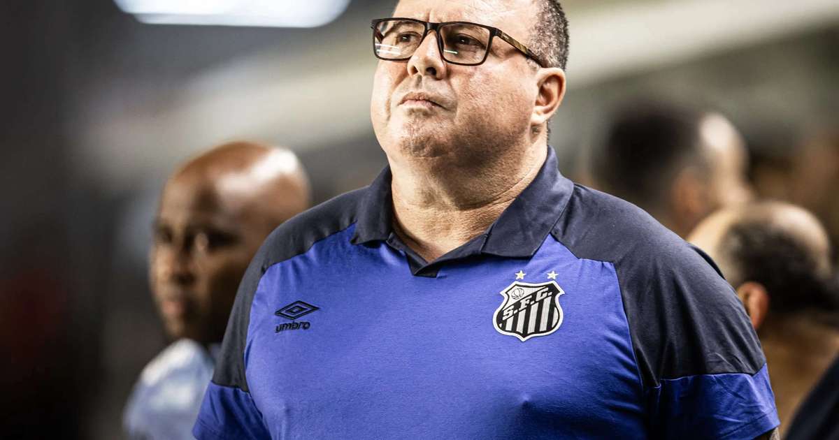 Em jogo com polêmicas, Santos bate Coritiba na Vila Belmiro e