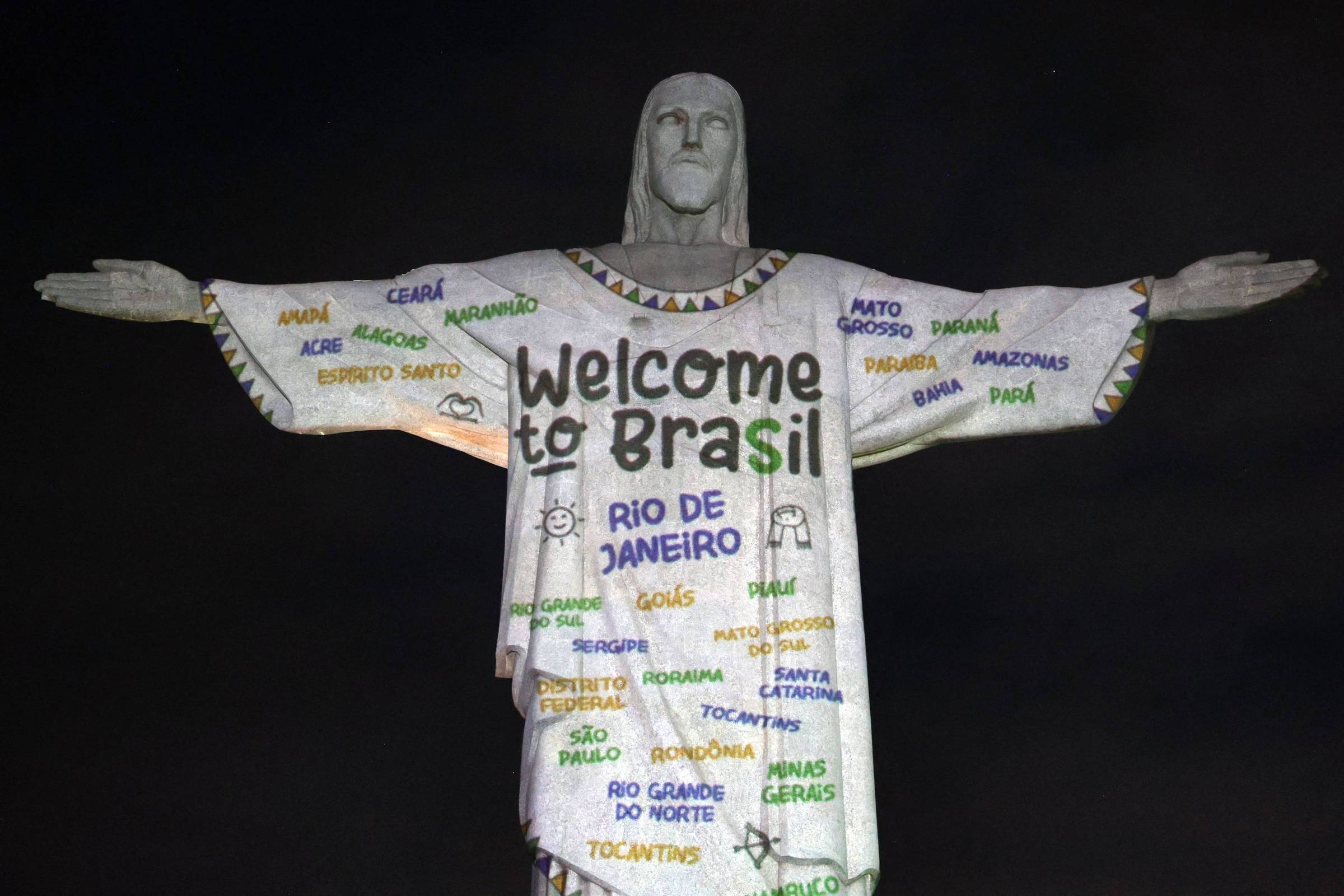 Fãs do Rio de Janeiro homenageiam Taylor Swift com projeções no Cristo Redentor e na roda gigante Yup Star