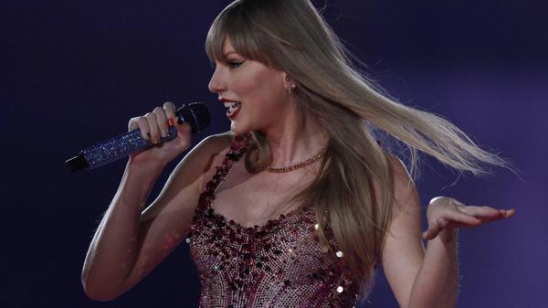 Fã-clubes de Taylor Swift organizam protesto contra cantora e produtora  durante show