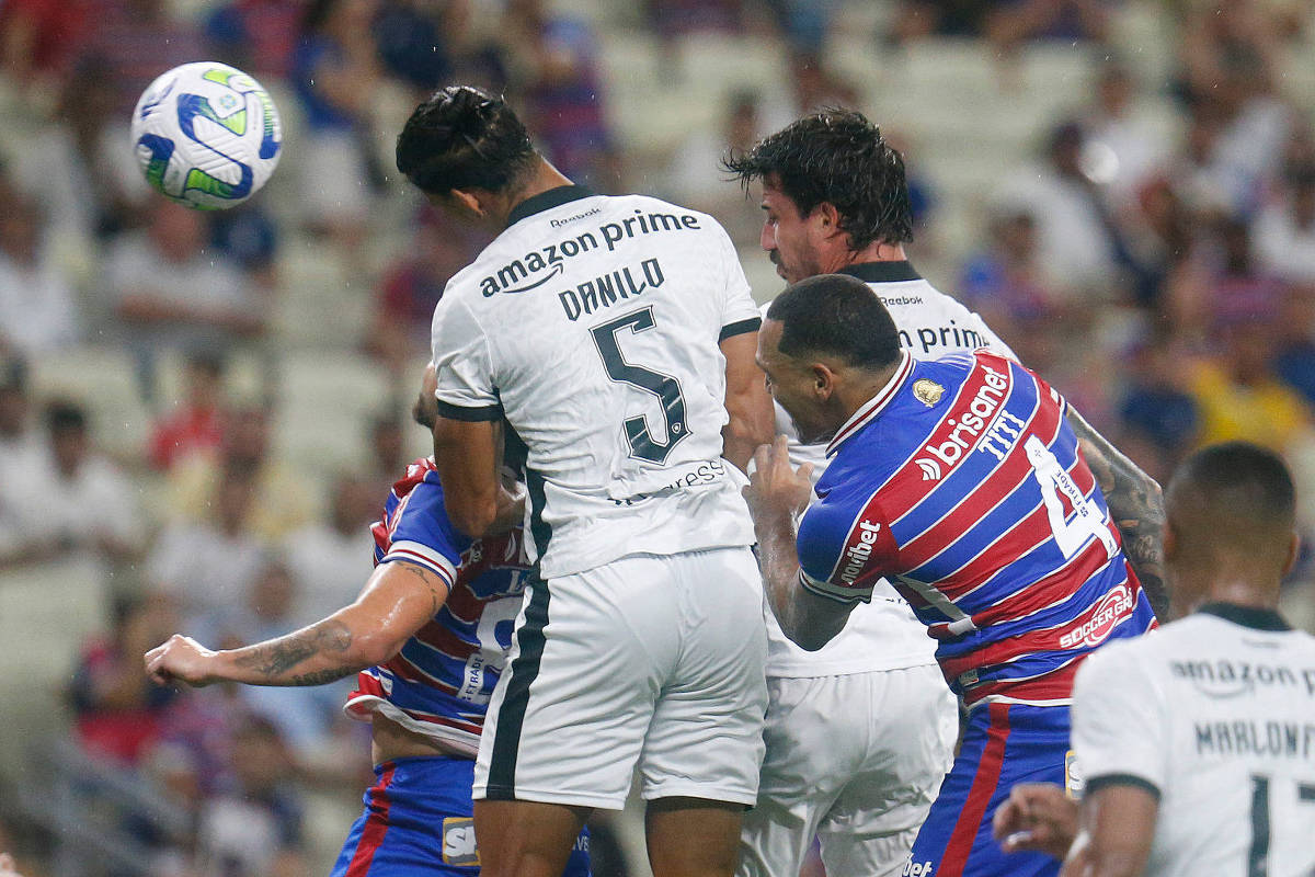 Botafogo faz dois em três minutos, empata com Santos e abre 11 pontos na  ponta do Brasileirão