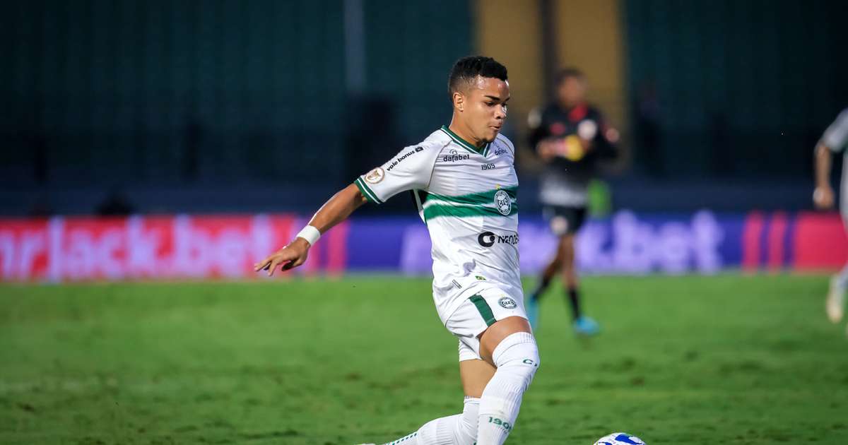 Goiás vence Coritiba e respira na luta contra o rebaixamento no