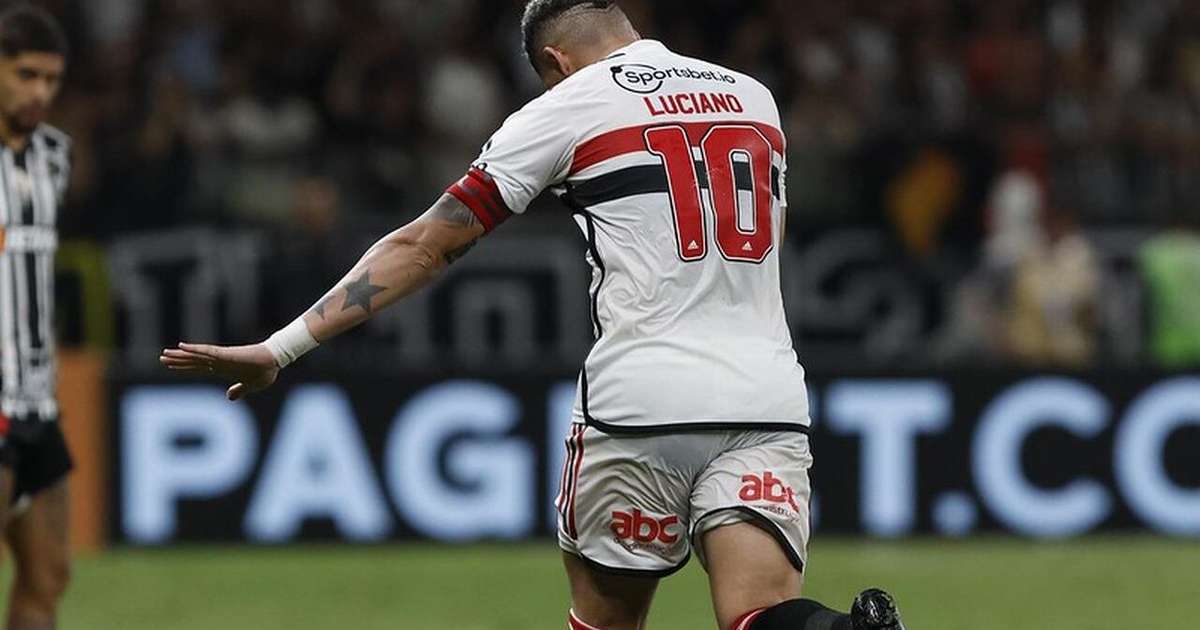 Koka - Weverton recebe prêmio de melhor goleiro do Brasileirão de 2023