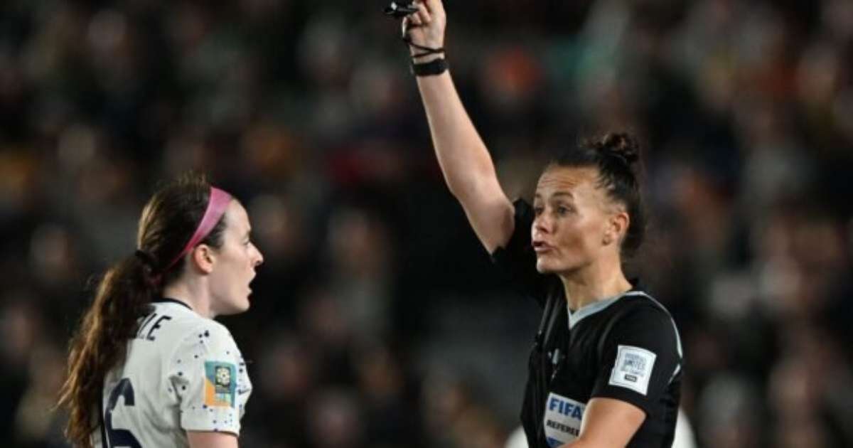 Rebecca Welch torna-se na primeira mulher a arbitrar um jogo da Liga  inglesa - SIC Notícias