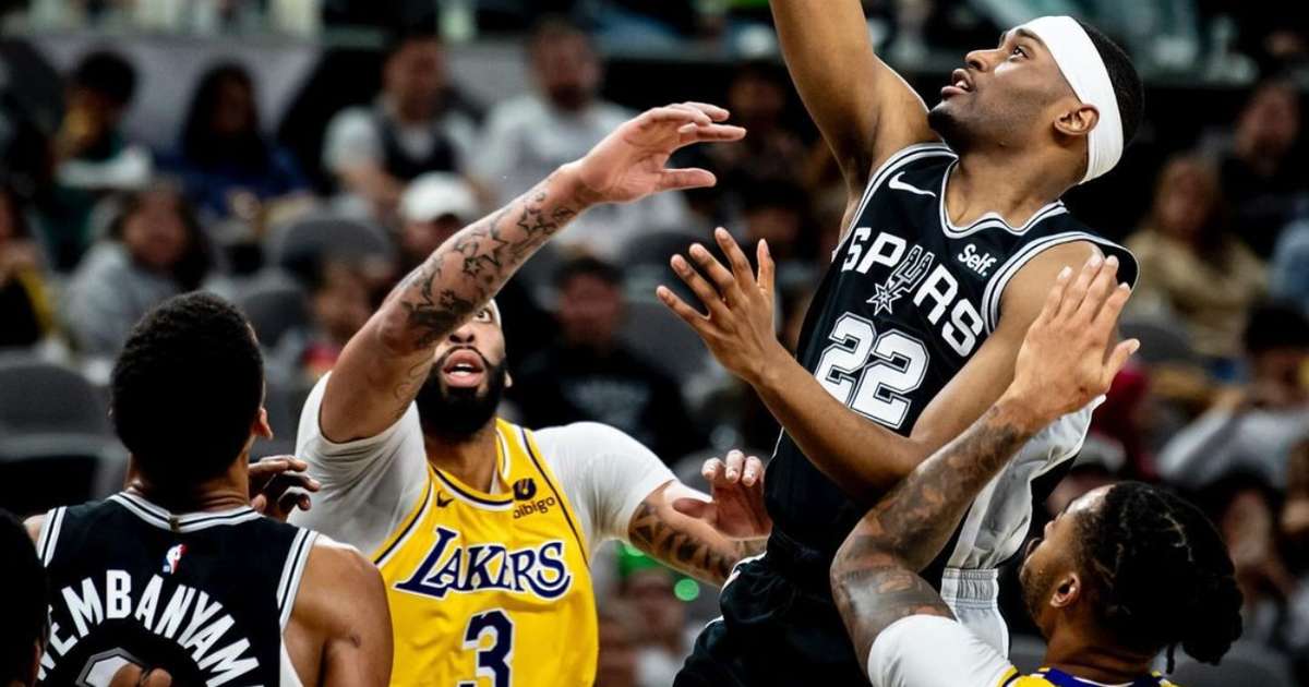 Em jogo de 'cinco minutos', Lakers massacram o San Antonio Spurs