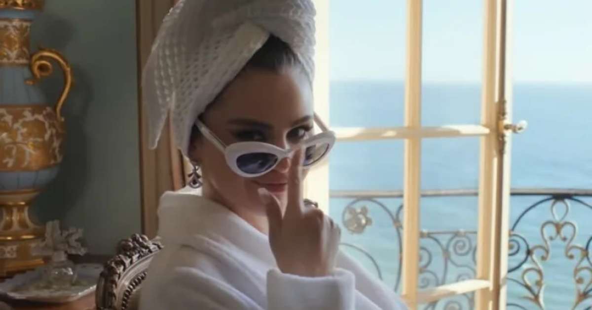 Selena Gomez lança novo clipe "Love On" com estilo de vida parisiense